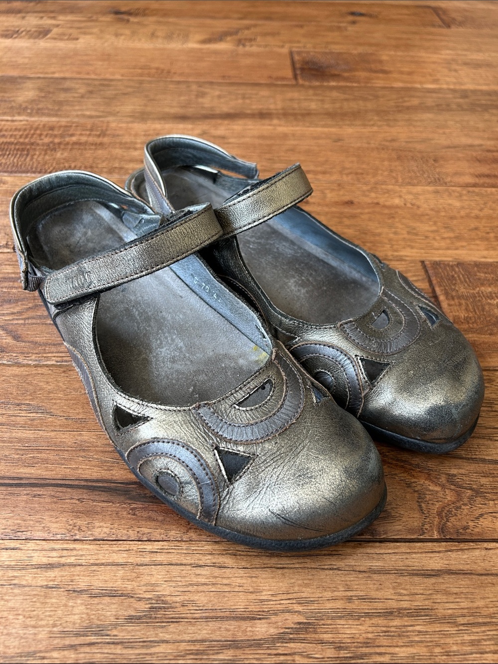 Naot Rongo Slingback Mary Jane Flats Comfort Shoes Metallic Leather Size 42 - Picture 2 of 10
